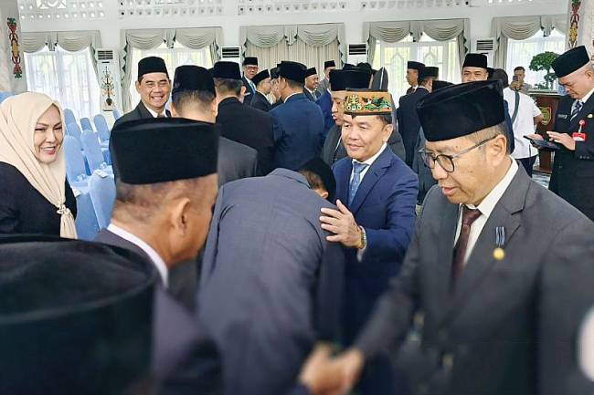 Gubernur Kalteng Agustiar Sabran (dua dari kanan) bersalaman dengan para pejabat yang baru saja dilantik, Palangka Raya, Jumat (9/5/2025). (Foto: ANTARA/M Arif Hidayat)