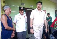 Menteri PKP Maruarar Sirait (kanan) didampingi Wakil Wali Kota Balikpapan Bagus Susetyo (tengah) menyambangi rumah subsidi milik warga di kolometer 21 Kecamatan Balikpapan Utara, Kota Balikpapan, Provinsi Kalimantan Timur, Senin (19/5/2025). (ANTARAFOTO/Aditya Nugroho)
