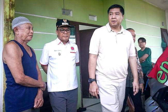 Menteri PKP Maruarar Sirait (kanan) didampingi Wakil Wali Kota Balikpapan Bagus Susetyo (tengah) menyambangi rumah subsidi milik warga di kolometer 21 Kecamatan Balikpapan Utara, Kota Balikpapan, Provinsi Kalimantan Timur, Senin (19/5/2025). (ANTARAFOTO/Aditya Nugroho)