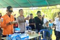 Kapolsek Sungai Durian jajaran Polres Kotabaru Iptu Tri Wibawa (kedua kiri) bersama Basarnas memberikan arahan pencarian korban serangan buaya di Sungai Manunggul Desa Manunggul Lama, Kecamatan Sungai Durian, Kabupaten Kotabaru, Provinsi Kalimantan Selatan, Senin (19/5/2025). (ANTARA/HO-Relawan Hay)