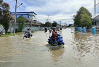 Pengendara menerobos genangan air di pertigaan Jalan Kolonel Soeatadji dan Jalan Durian Tanjung Selor, Kabupaten Bulungan, Provinsi Kalimantan Utara, Senin (19/5/2025). (ANTARA/M Arfan)