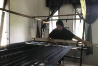 Tenun Songket karya Nurhayadi di rumah produksi tenun motif tiga etnis di Singkawang, Kalbar. (Foto: ANTARA/Narwati)