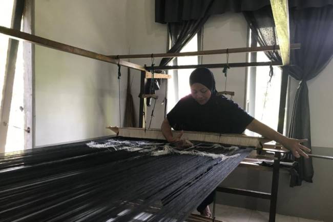 Tenun Songket karya Nurhayadi di rumah produksi tenun motif tiga etnis di Singkawang, Kalbar. (Foto: ANTARA/Narwati)