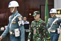 Terdakwa Kelasi Satu Jumran (tengah) dikawal petugas memasuki ruang persidangan dalam agenda pemeriksaan terdakwa terkait kasus pembunuhan jurnalis Juwita di Pengadilan Militer (Dilmil) I-06 Banjarmasin, Kota Banjarbaru, Kalimantan Selatan, Selasa (20/5/2025). (ANTARA/Tumpal A Aritonang)