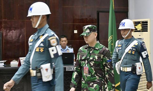 Terdakwa Kelasi Satu Jumran (tengah) dikawal petugas memasuki ruang persidangan dalam agenda pemeriksaan terdakwa terkait kasus pembunuhan jurnalis Juwita di Pengadilan Militer (Dilmil) I-06 Banjarmasin, Kota Banjarbaru, Kalimantan Selatan, Selasa (20/5/2025). (ANTARA/Tumpal A Aritonang)