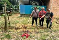 Anggota Reskrim Polsek Satui Polres Tanah Bumbu mengamankan pelaku pembunuhan SU 44 (tengah) dan polisi juga menunjukkan barang bukti dari pelaku pelaku berupa celurit yang di gunakan membunuh SU (50) warga Desa Sekapuk beberapa waktu lalu, Minggu (18/5/2025) (ANTARA/HO-Humas Polres Tanah Bumbu)