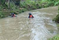 Tim SAR mencari balita hilang terseret arus di Sungai Bukit Pinang, Samarinda. (Foto: ANTARA/HO-Kantor SAR Balikpapan)