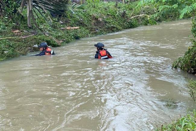 Tim SAR mencari balita hilang terseret arus di Sungai Bukit Pinang, Samarinda. (Foto: ANTARA/HO-Kantor SAR Balikpapan)