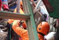 Anggota SAR Pos Samarinda saat mencari korban di reruntuhan rumah akibat tanah longsor di Jalan Gerilya Gang Keluarga, Samarinda. (Antara/HO-SAR Pos Samarinda)