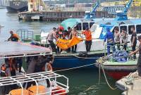 Petugas melakukan evakuasi jasad korban kapal feri Muchlisa yang tenggelam di perairan Kabupaten Penajam Paser Utara, Provinsi KalimantanTimur,atas nama Ilham dari RRB Basarnas ke posko gabungan Basarnas di Pelabuhan Semayang Kota Balikpapan, Selasa (6/5/2025). (Foto: ANTARA/M Solih Januar)