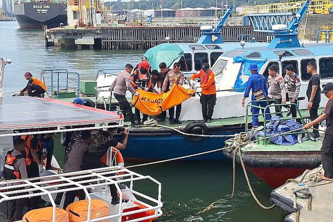 Petugas melakukan evakuasi jasad korban kapal feri Muchlisa yang tenggelam di perairan Kabupaten Penajam Paser Utara, Provinsi KalimantanTimur,atas nama Ilham dari RRB Basarnas ke posko gabungan Basarnas di Pelabuhan Semayang Kota Balikpapan, Selasa (6/5/2025). (Foto: ANTARA/M Solih Januar)