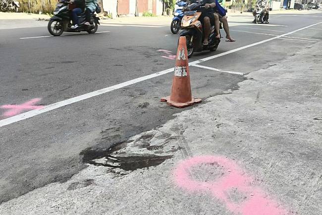 Tempat kejadian perkara korban penembakan di Jalan Imam Bonjol, Samarinda, Kaltim, Minggu (4/5/2025). (Foto: ANTARA/Ahmad Rifandi)