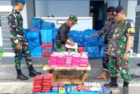 Ribuan skincare ilegal yang disita jajaran Pangkalan Utama TNI AL (Lantamal) VIII Manado di perairan Selatan Tonggeng Tatonaha, Teluk Pananaru, Kabupaten Kepulauan Sangihe, Manado, Sulawesi Utara, Rabu (21/5). (ANTARA/Ho-Humas TNI AL)