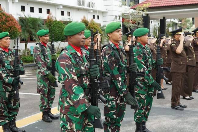 TNI mulai jaga Kantor Kejaksaan Negeri Palangka Raya Selasa (20/5/2025). (ANTARA/HO-Dokumentasi Pribadi)