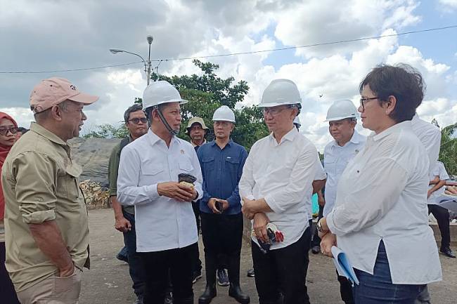 Menteri Lingkungan Hidup Hanif Faisol Nurofiq dalam kunjungan kerjanya DI TPA Batu Layang Pontianak, Minggu (18/5/2025). (ANTARA/Jessica Helena Wuysang)