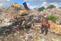 Pelaksana Tugas Kepala Dinas Lingkungan Hidup Kotawaringin Timur Marjuki saat memberi arahan penataan tempat pembuangan akhir sampah di Jalan Jenderal Sudirman Km 14 Sampit belum lama ini. (Foto: ANTARA/HO-DLH Kotim)