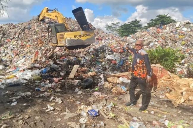 Pelaksana Tugas Kepala Dinas Lingkungan Hidup Kotawaringin Timur Marjuki saat memberi arahan penataan tempat pembuangan akhir sampah di Jalan Jenderal Sudirman Km 14 Sampit belum lama ini. (Foto: ANTARA/HO-DLH Kotim)
