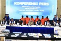 Tersangka dihadirkan saat konferensi pers ungkap kasus asusila dan pornografi di Bareskrim Mabes Polri, Jakarta, Rabu (21/5/2025). Bareskrim Polri menangkap enam orang pelaku kasus tindak pidana distribusi dokumen dan informasi elektronik yang bermuatan kesusilaan, pornografi serta eksploitasi anak di Grup Facebook 'Fantasi Sedarah' dan 'Suka Duka' yang ditangkap di Pulau Jawa dan Sumatera. (ANTARA FOTO/Fauzan)