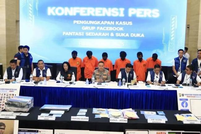 Tersangka dihadirkan saat konferensi pers ungkap kasus asusila dan pornografi di Bareskrim Mabes Polri, Jakarta, Rabu (21/5/2025). Bareskrim Polri menangkap enam orang pelaku kasus tindak pidana distribusi dokumen dan informasi elektronik yang bermuatan kesusilaan, pornografi serta eksploitasi anak di Grup Facebook 'Fantasi Sedarah' dan 'Suka Duka' yang ditangkap di Pulau Jawa dan Sumatera. (ANTARA FOTO/Fauzan)