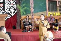 Wakil Gubernur Kalimantan Barat, Krisantus Kurniawan memberikan sambutan dalam sebuah seminar kepemudaan yang digelar bertepatan dengan perayaan Pekan Gawai Dayak di Pontianak, Senin (19/5/2025). (ANTARA/Rendra Oxtora)
