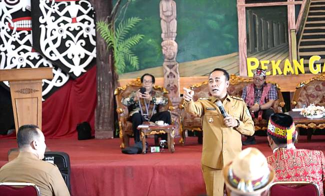 Wakil Gubernur Kalimantan Barat, Krisantus Kurniawan memberikan sambutan dalam sebuah seminar kepemudaan yang digelar bertepatan dengan perayaan Pekan Gawai Dayak di Pontianak, Senin (19/5/2025). (ANTARA/Rendra Oxtora)
