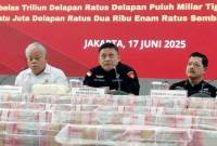 Direktur Penuntutan pada Jampidsus Kejagung Sutikno (tengah), berbicara dalam konferensi pers di Gedung Kejaksaan Agung, Jakarta, Selasa (17/6/2025). (Foto: ANTARA/Nadia Putri R)