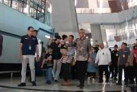 Sejumlah WNI tiba di Bandara Internasional Soekarno-Hatta, Tangerang, Banten setelah dievakuasi dari Iran pascaterjadinya konflik di negara tersebut, Selasa (24/6/2025). (ANTARA/Azmi Samsul Maarif)