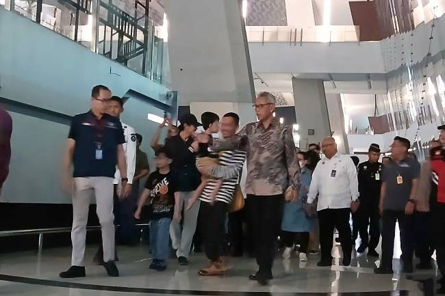 Sejumlah WNI tiba di Bandara Internasional Soekarno-Hatta, Tangerang, Banten setelah dievakuasi dari Iran pascaterjadinya konflik di negara tersebut, Selasa (24/6/2025). (ANTARA/Azmi Samsul Maarif)