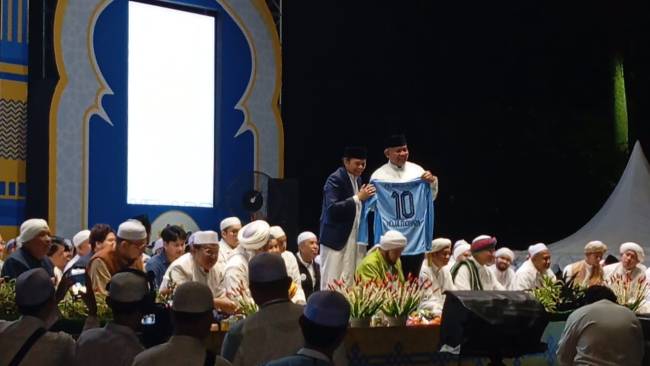 Nuansa spiritual berpadu dengan semangat sepak bola Banua. Turut hadir Wakil Menteri (Wamen) UMKM RI, Helvi Moraza. , Sabtu (21/6/2024) malam (SuarINdonesia/Ist)