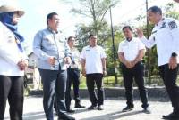Bupati Pulang Pisau Ahmad Rifa’i bersama Wakil Bupati Ahmad Jayadikarta melihat dari dekat peningkatan ruas Jalan Patih Rumbih menuju feri penyeberangan di Kecamatan Pandih Batu, Rabu (11/6/2025). (Foto: ANTARA/HO-Diskominfostandi Pulpis)
