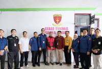 Tim penyidik Direktorat Penegakan Hukum Kantor Pusat DJP saat menyerahkan tersangka BYN kepada penuntut umum Kejari Banjar, Kalimantan Selatan, Jumat (13/6/2025). (Foto: ANTARA/Firman)