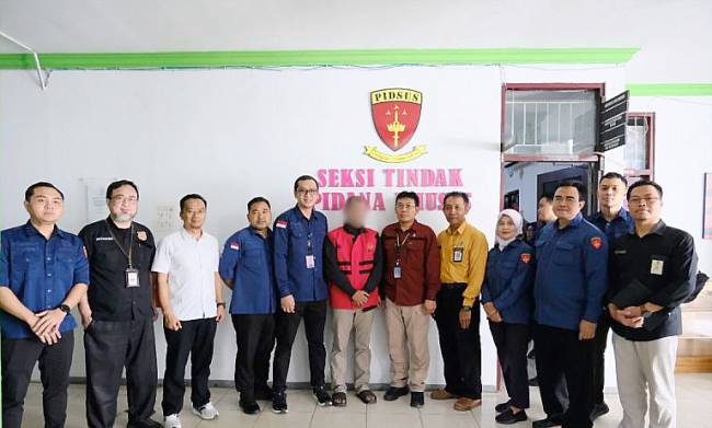 Tim penyidik Direktorat Penegakan Hukum Kantor Pusat DJP saat menyerahkan tersangka BYN kepada penuntut umum Kejari Banjar, Kalimantan Selatan, Jumat (13/6/2025). (Foto: ANTARA/Firman)