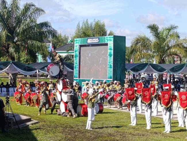  : Potret penampilan Drum Band Gita Muda Praja (GMP) Satuan Polisi Pamong Praja Kabupaten Balangan di Hari Jadi ke-22 Kabupaten Balangan, Sabtu, (12/4/2025) - Foto: Mc.Balangan