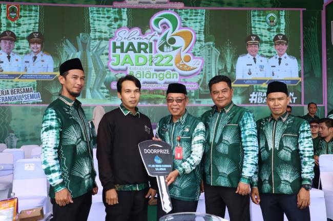 Penyerahan doorprize kepada pemenang undian dalam HUT ke-22 Balangan.