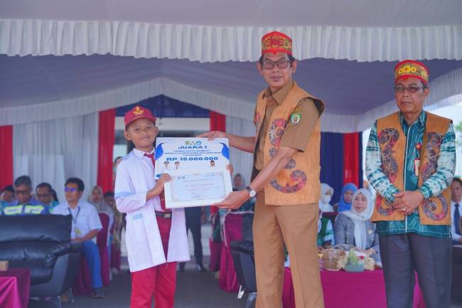 Penyerahan penghargaan kepada salah satu pemenang lomba kader kesehatan remaja tingkat kabupaten oleh Wakil Bupati Balangan, Akhmad Fauzi. Foto : MC Kab Balangan