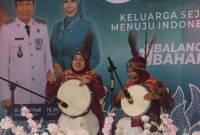Penampilan kesenian Madihin di peringatan Hari Kesatuan Gerak PKK ke-53 Tingkat Kabupaten Balangan. Foto : MC Kab Balangan
