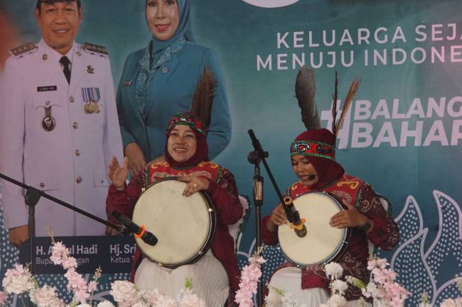 Penampilan kesenian Madihin di peringatan Hari Kesatuan Gerak PKK ke-53 Tingkat Kabupaten Balangan. Foto : MC Kab Balangan