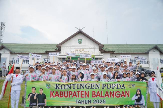 Teks foto : Foto bersama Wabup Balangan dan Atlet POPDA yang siap bertanding. Foto :MC Kab Balangan