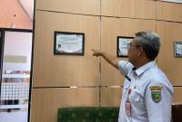 Kepala DPMPTSP Balangan, Akhriani, menunjukkan piagam penghargaan Wilayah Bebas dari Korupsi (WBK). Foto : MC Kab Balangan