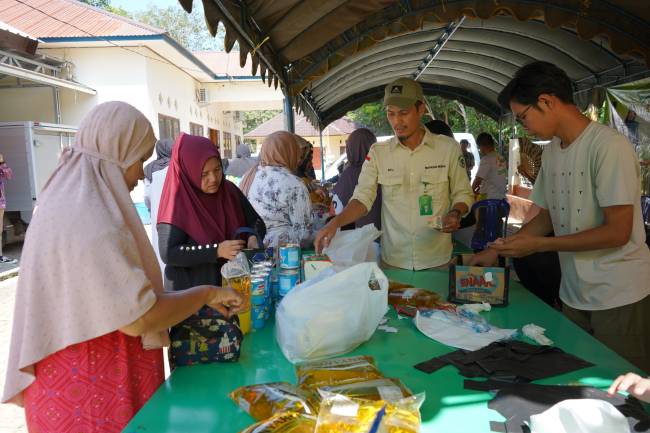 Kegiatan pasar murah di Desa Murung Jambu. Foto : MC Kab Balangan