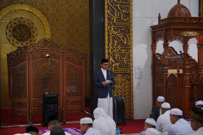 

Wakil Bupati Balangan, Akhmad Fauzi menjelang salat Iduladha 1446 H. foto: MC Balangan