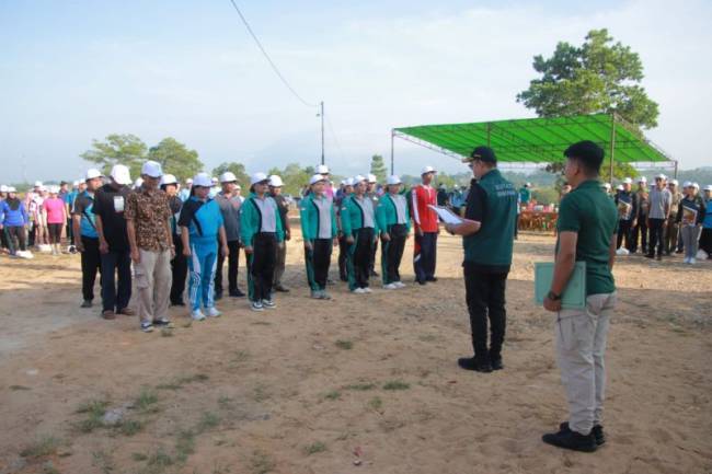 Pengukuhan Tim Program Kampung Iklim (ProKlim) di Desa Monterado Bengkayang dalam rangkaian peringati Hari Lingkungan Hidup Sedunia 2025, Selasa (10/9). (Foto: ANTARA/Narwati)