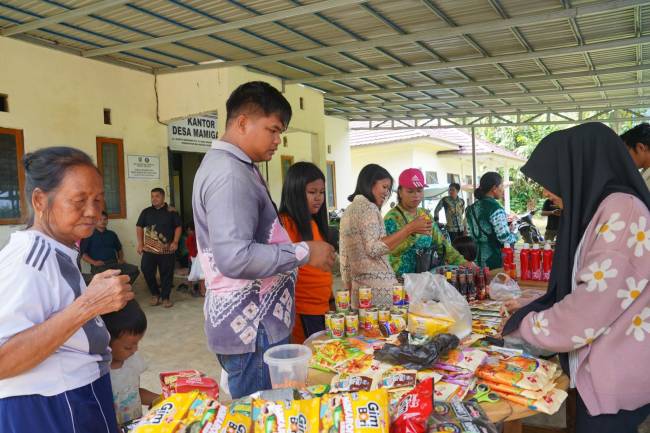 Pasar murah Disperindag Balangan di Desa Mamigang, Halong. foto: MC Balangan