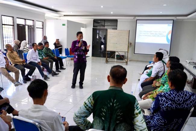 


Teks foto : Pembekalan kepada 10 Desa Anti Maladministrasi oleh Ombudsman RI Kalsel. foto: MC Balangan