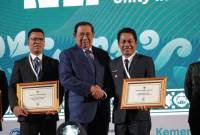 Bupati Balangan, Abdul Hadi menerima penghargaan atas keberhasilan Kabupaten Balangan dalam mencapai status eliminasi malaria. foto: MC Balangan