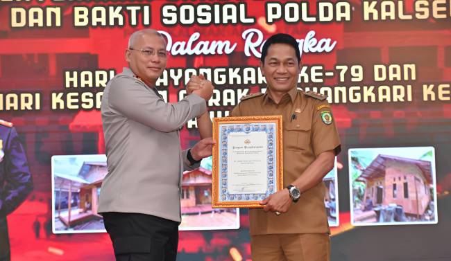 Bupati Balangan menerima secara simbolis bantuan bedah rumah untuk warga Balangan dari Kapolda Kalsel. foto: MC Balangan