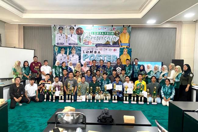 Foto bersama usai pengumuman pemenang lomba kreatif promosi pariwisata daerah. Foto: MC Balangan