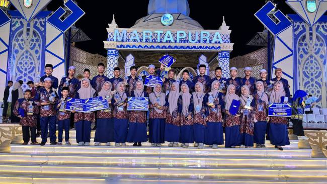 Para Kafilah Balangan pada malam penutupan MTQN XXXVI Provinsi Kalsel 2025. foto: MC Balangan