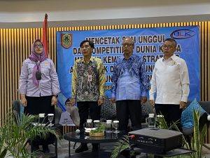 Pembukaan Pertemuan Mitra Strategis dalam rangka mencetak sumber daya manusia (SDM) unggul dan kompetitif di dunia kerja melalui kemitraan antara Balai Latihan Kerja (BLK) dan dunia usaha serta dunia industri (DUDI). Foto : MC Kalsel