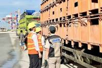 Petugas karantina saat memeriksa ratusan ekor babi potong dari luar daerah saat sandar di Pelabuhan Trisakti Banjarmasin, Kalimantan Selatan, Senin (30/6/2025). (ANTARA/HO-Karantina Kalsel)